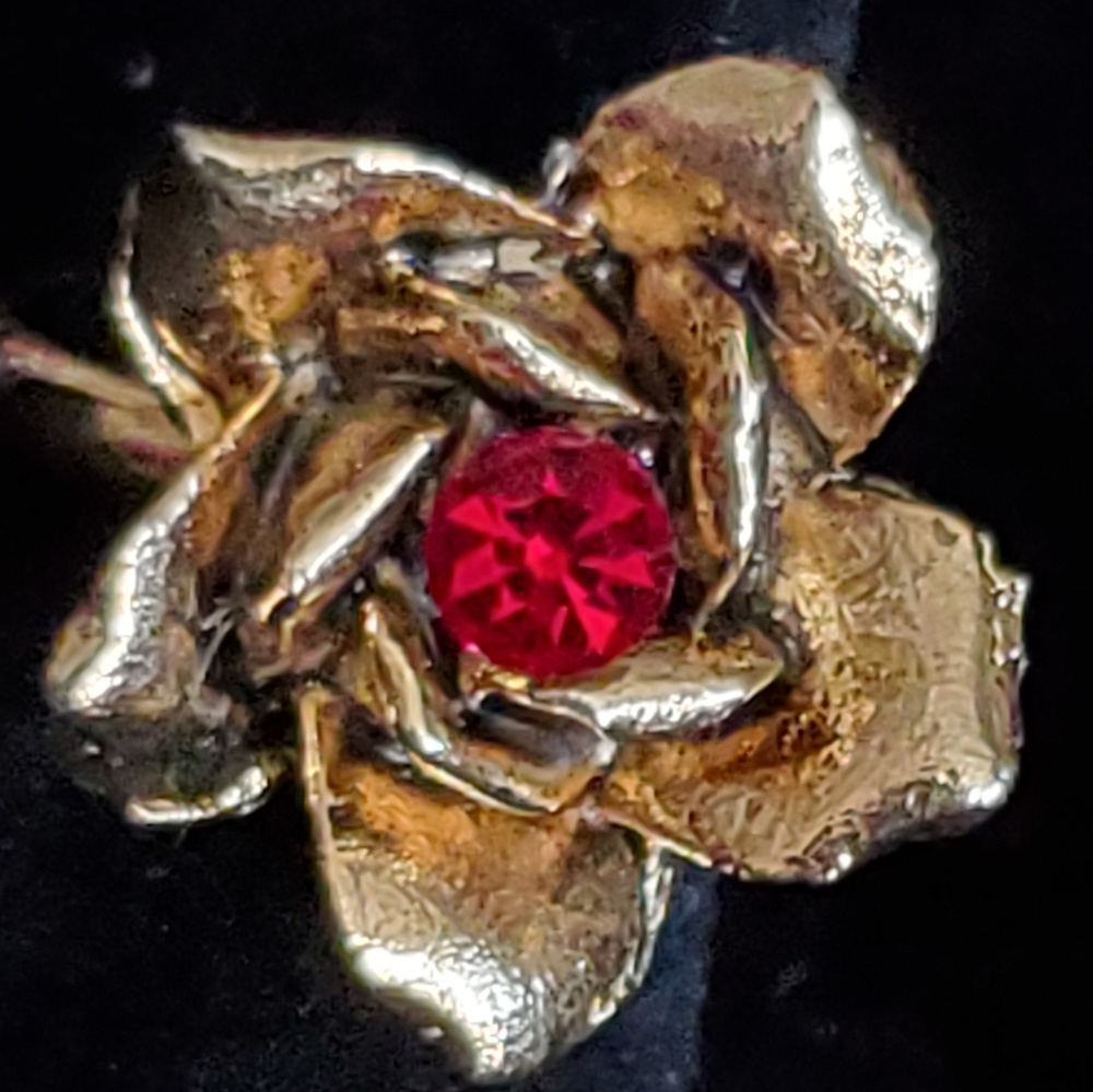 Goldtone rose ring with faux ruby center stone adjustable 5 to 8